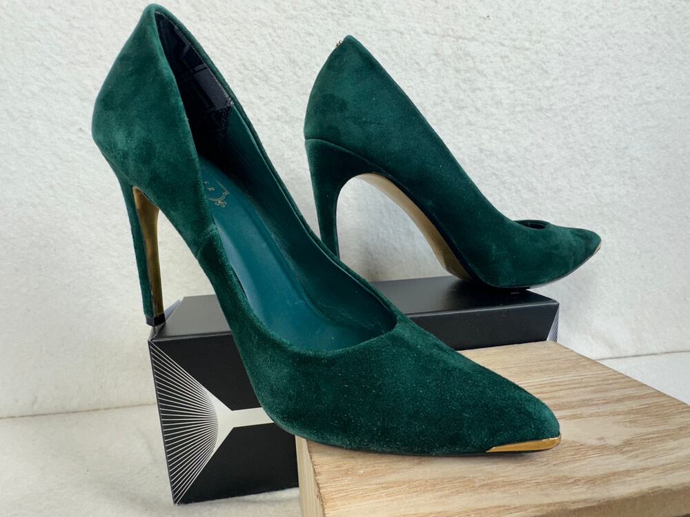 Ted Baker London Green "Neevo" Suede Pump Pointed Toe Metallic Gold Details SZ 7
